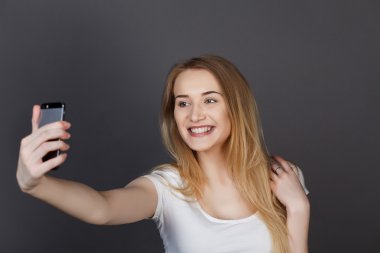 genç güzel sarışın kadın selfie alarak