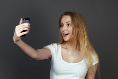 genç güzel sarışın kadın selfie alarak