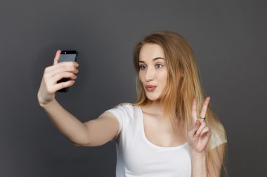 genç güzel sarışın kadın selfie alarak