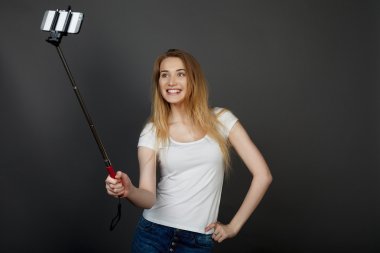 genç güzel sarışın kadın selfie alarak