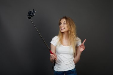 genç güzel sarışın kadın selfie alarak