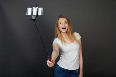 genç güzel sarışın kadın selfie alarak