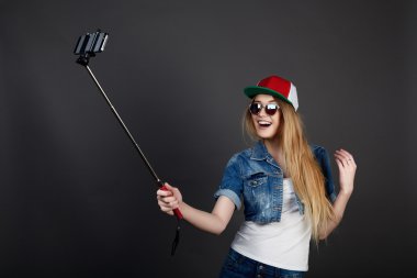 genç güzel sarışın kadın selfie alarak