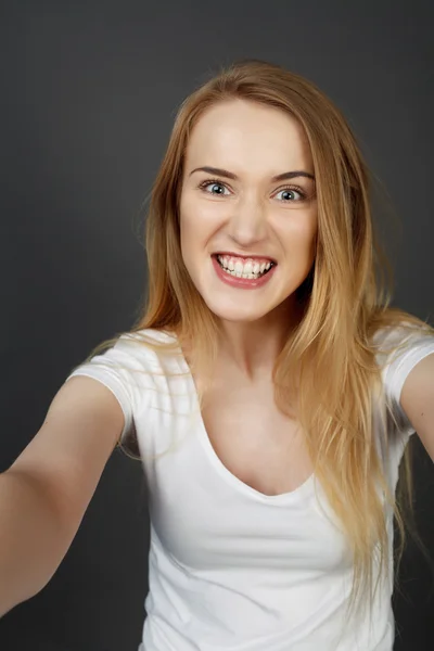 Junge hübsche blonde Frauen machen Selfie — Stockfoto