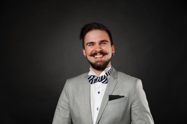 Sakal ve bıyık elbiseli yakışıklı adamla