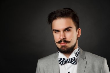 Sakal ve bıyık elbiseli yakışıklı adamla