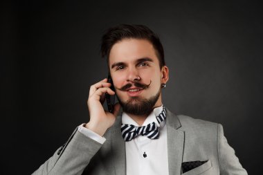 Sakal ve bıyık elbiseli yakışıklı adamla