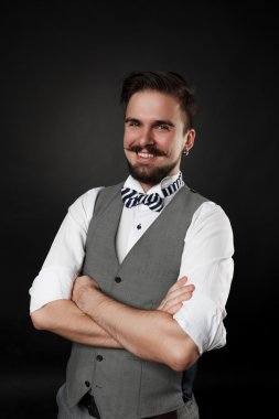 Sakal ve bıyık elbiseli yakışıklı adamla