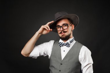 Sakal ve bıyık elbiseli yakışıklı adamla