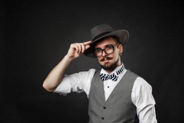 Sakal ve bıyık elbiseli yakışıklı adamla