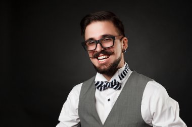 Sakal ve bıyık elbiseli yakışıklı adamla