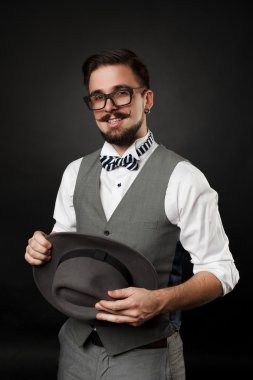 Sakal ve bıyık elbiseli yakışıklı adamla