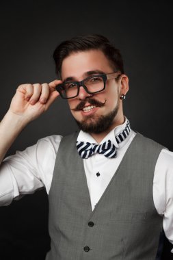 Sakal ve bıyık elbiseli yakışıklı adamla