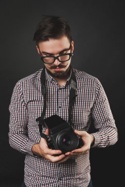 vintage kamera tutarak sakallı yakışıklı adam 