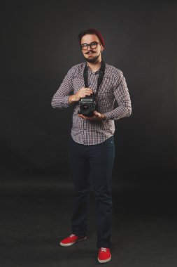 vintage kamera tutarak sakallı yakışıklı adam 