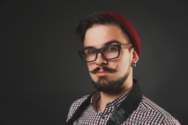 vintage kamera tutarak sakallı yakışıklı adam 