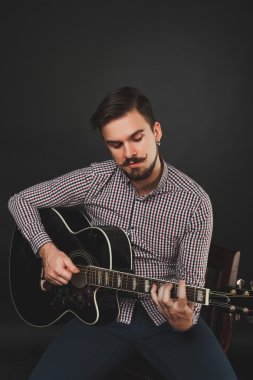 akustik gitar tutan sakallı yakışıklı adam