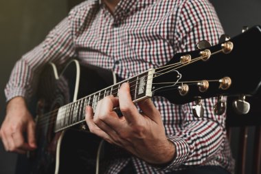 akustik gitar tuning ve oynamaya yakın çekim