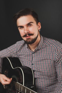 akustik gitar tutan sakallı yakışıklı adam