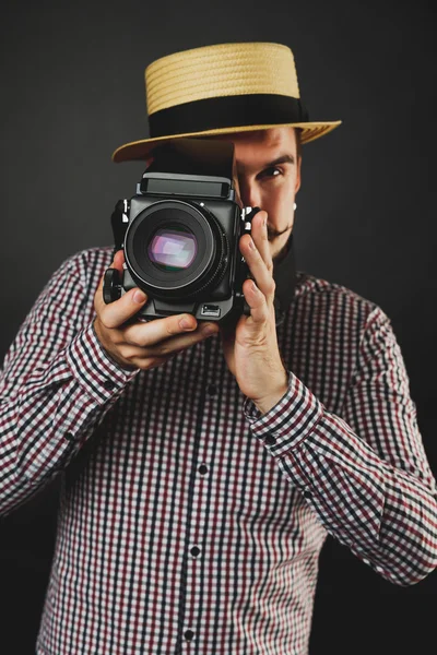 Handsome guy with beard holding vintage camera — Stock Photo, Image