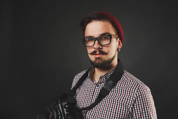 Vintage kamera tutarak sakallı yakışıklı adam — Stok fotoğraf