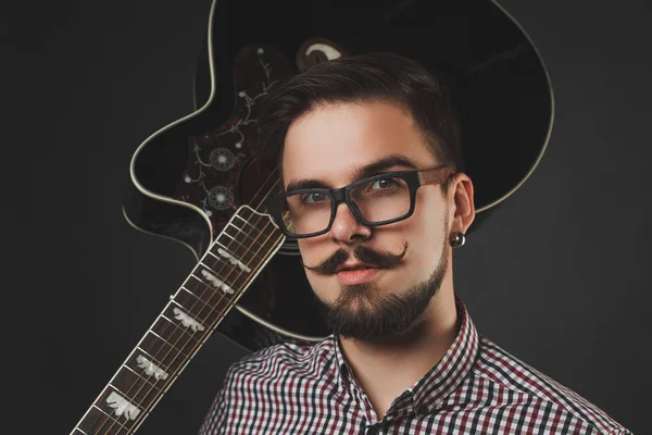 Akustik gitar tutan sakallı yakışıklı adam — Stok fotoğraf