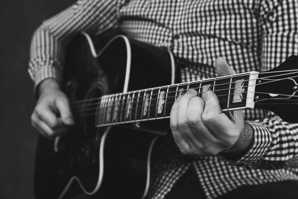 Akoestische gitaar tuning en spelen close-up — Stockfoto