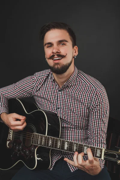 Akustik gitar tutan sakallı yakışıklı adam — Stok fotoğraf