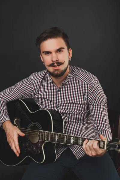 Akustik gitar tutan sakallı yakışıklı adam — Stok fotoğraf