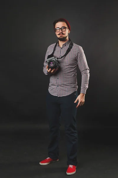 Cara bonito com barba segurando câmera vintage — Fotografia de Stock