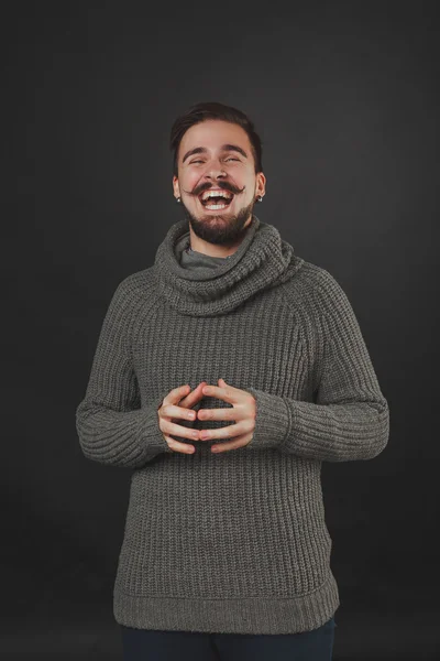 Beau mec avec barbe en pull de laine — Photo