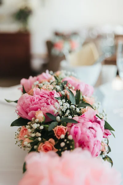 Hermosas flores en la ceremonia de boda — Foto de Stock