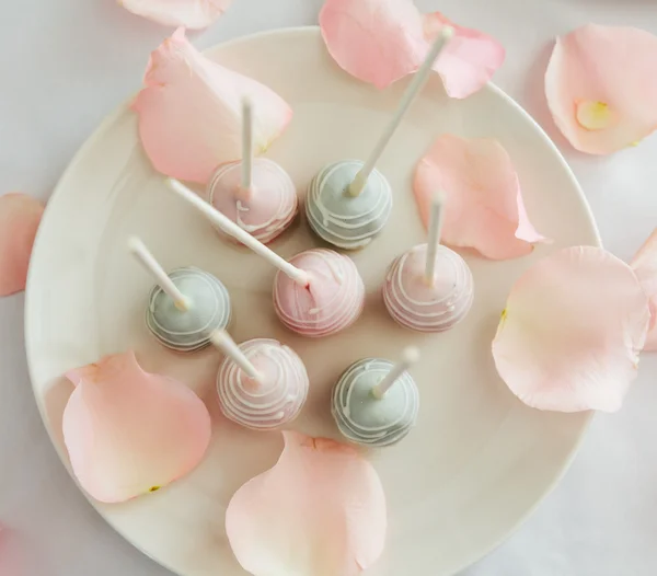 Pastel fresco aparece en el plato blanco — Foto de Stock