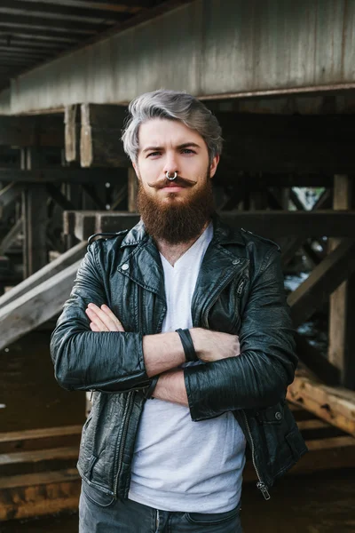 Бородатий хіпстер з носовим кільцем у шкіряній куртці — стокове фото