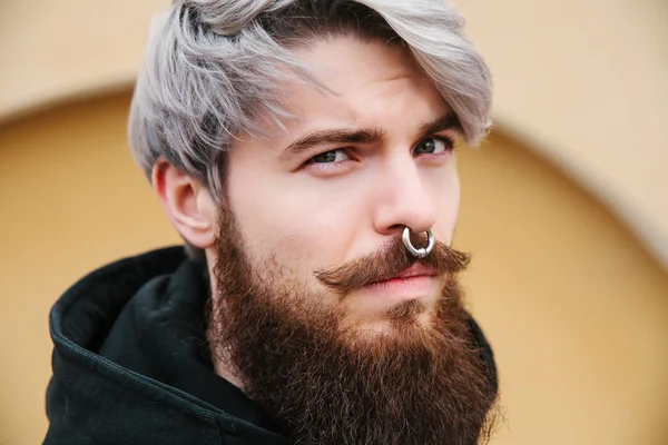 Bärtiger Hipster mit Nasenring in Lederjacke — Stockfoto