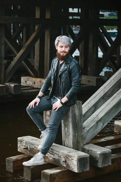 Бородатий хіпстер з носовим кільцем у шкіряній куртці — стокове фото