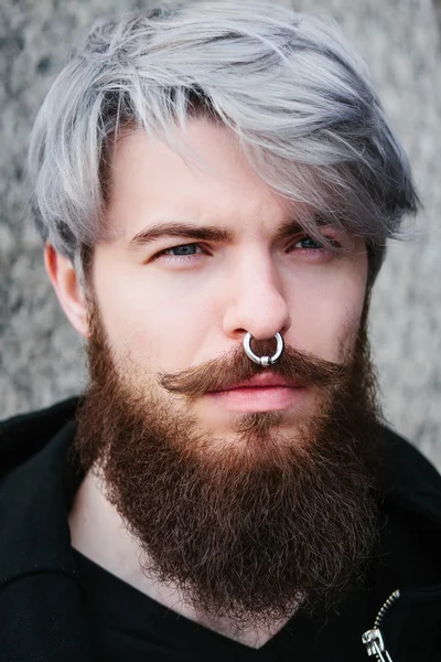 Hipster barbu avec anneau de nez en veste en cuir — Photo