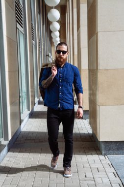 Şehrin sakallı hippi güneş gözlüğü