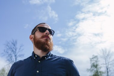 Şehrin sakallı hippi güneş gözlüğü