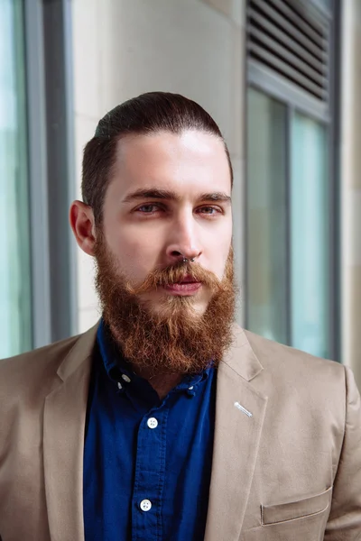 Bearded hipster wearing shirt in the city — Stock Photo, Image
