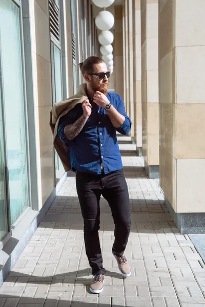 Gafas de sol hipster barbudas en la ciudad — Foto de Stock