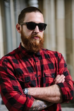 Şehrin sakallı hippi güneş gözlüğü