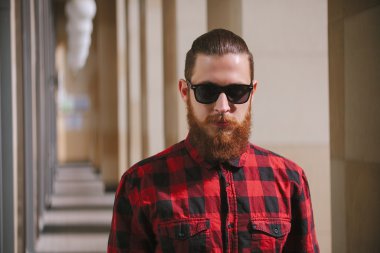 Şehrin sakallı hippi güneş gözlüğü