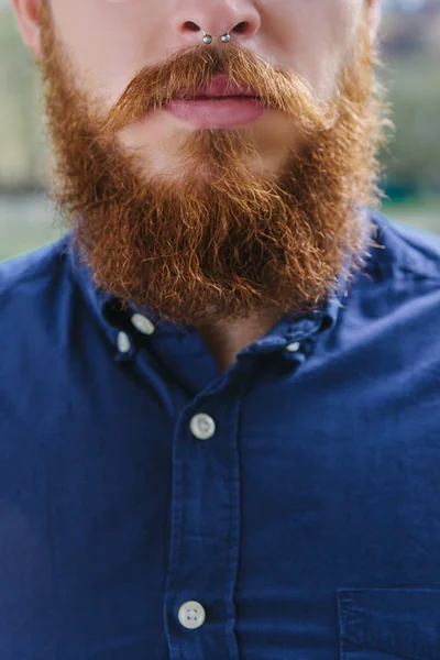 Hipster barbudo en la ciudad — Foto de Stock