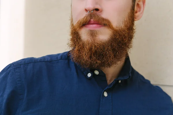 Bearded hipster in the city — Stock Photo, Image
