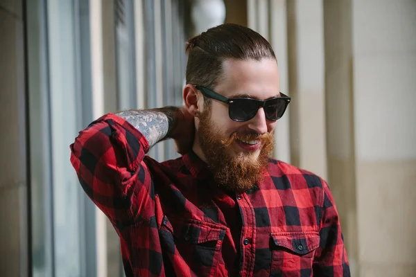 Bearded hipster sunglasses in the city — Stock Photo, Image