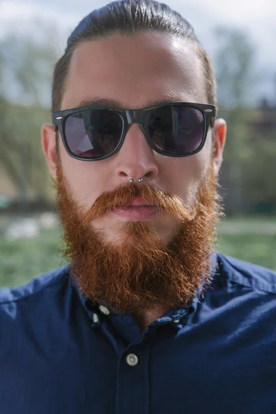 Bearded hipster sunglasses in the city — Stock Photo, Image