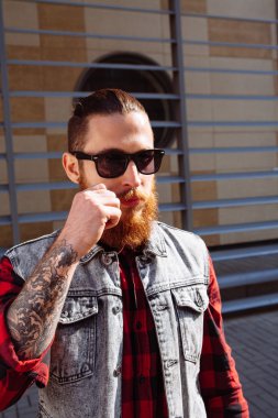 Şehrin sakallı hippi güneş gözlüğü