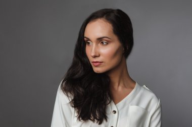 Studio poz güzel genç kadın 