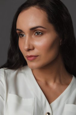 Studio poz güzel genç kadın 